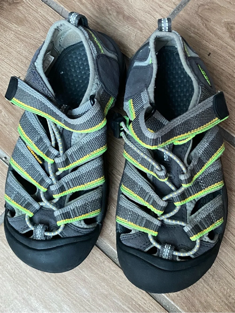 Keen Newport H2 kids’ green and grey waterproof hiking sandals size US 2